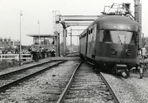 807743 Afbeelding van het ontspoorde electrisch treinstel nr. 698 (mat. 1946) van de N.S. bij de spoorbrug over de ...